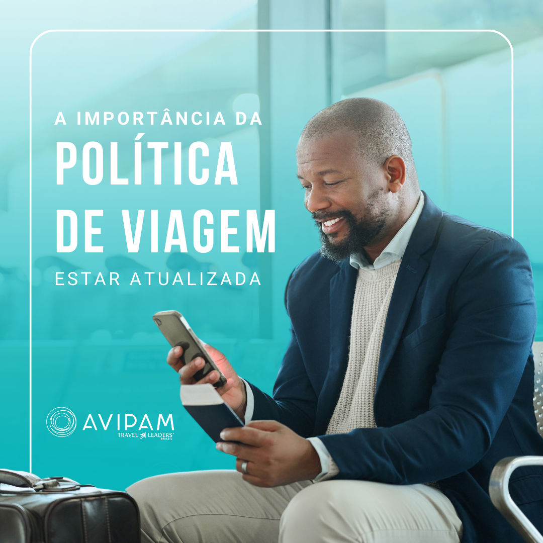 Um homem de negócios utilizando seu laptop enquanto espera no aeroporto, destacando a importância de uma política de viagens atualizada.