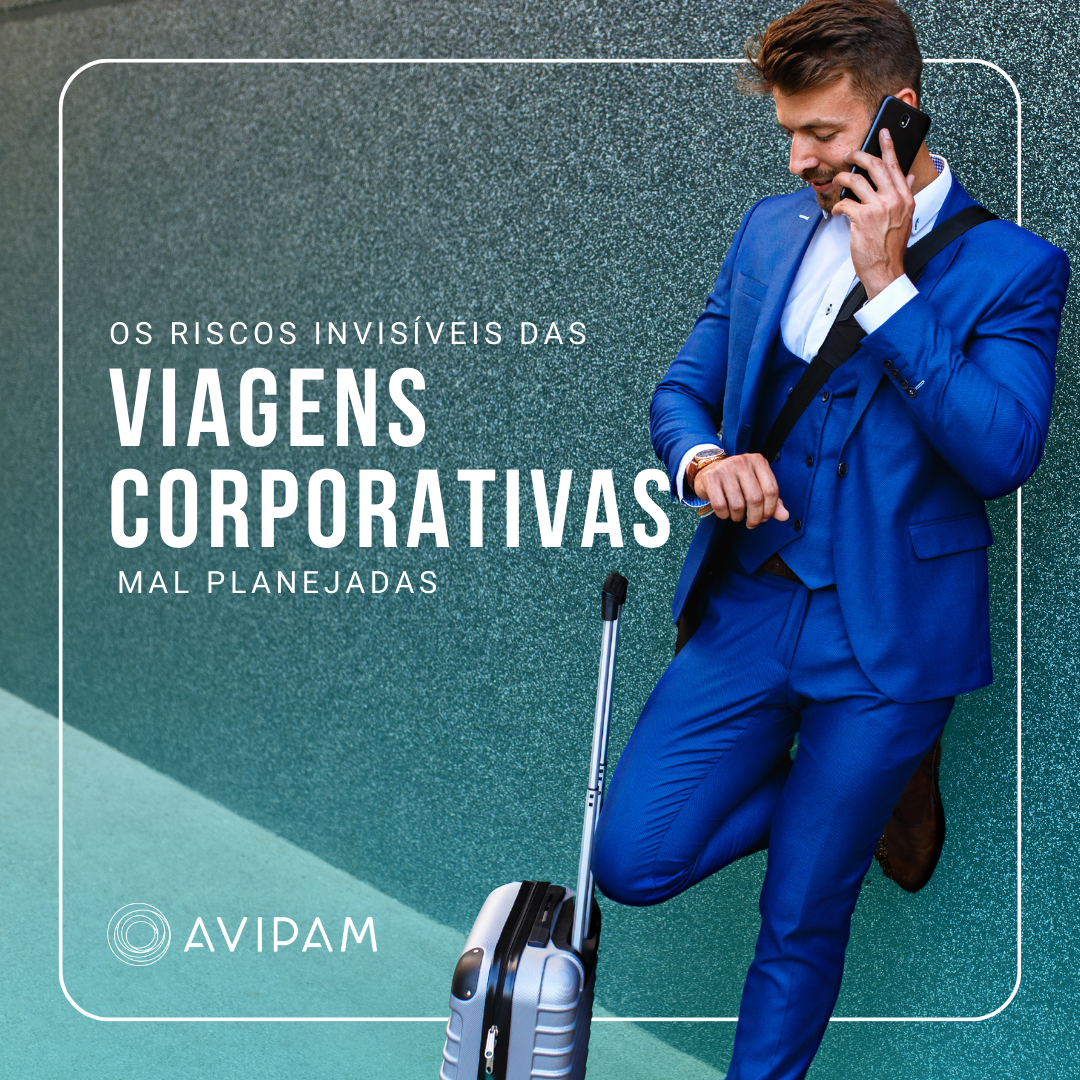 um homem esperando em pé, impaciente com sua mala, olhando para o relógio e falando ao celular. essa imagem busca a angustia que uma viagem mal planejada trás