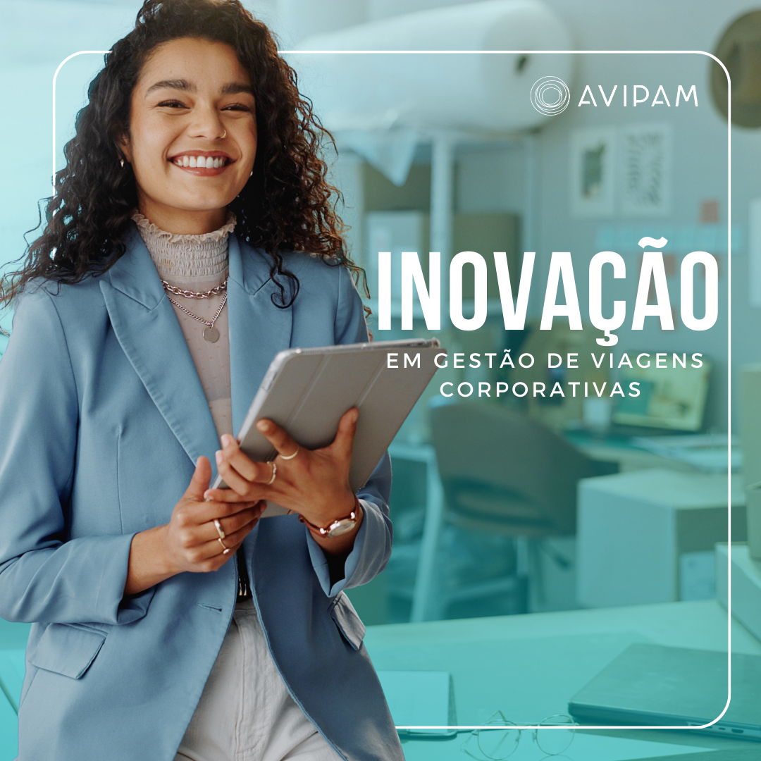 uma moça feliz, com um tablet na mão demonstrando a inovação