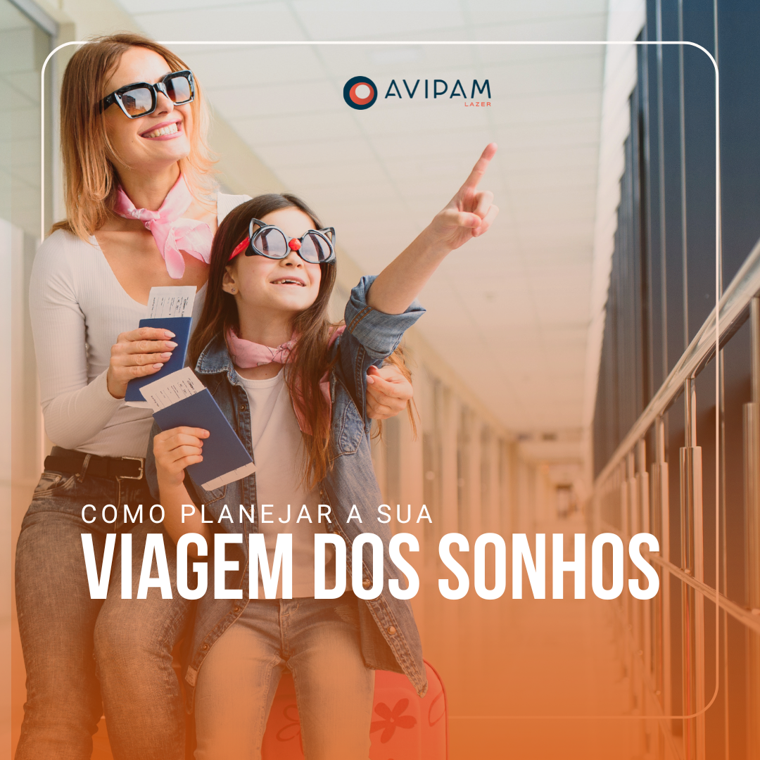 Uma mulher e uma criança feliz pois estão realizando a viagem dos sonhos